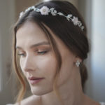 נזר/קשת  גלורי עם פרחי משי