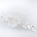 מסרקיית ליפ עם פרחי משי לבנים