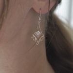 עגילי לואיז תלויים